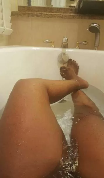 Celebrity Shower Porn - Ugandan celebrity taking a shower naked photo - Ugandan Porn